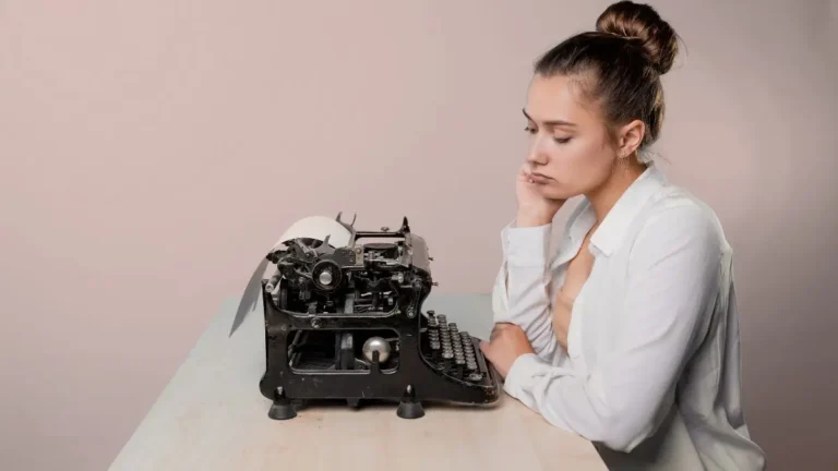 Mujer mirando con decepción ele trabajo que ha realizado, representando el síndrome de impostor