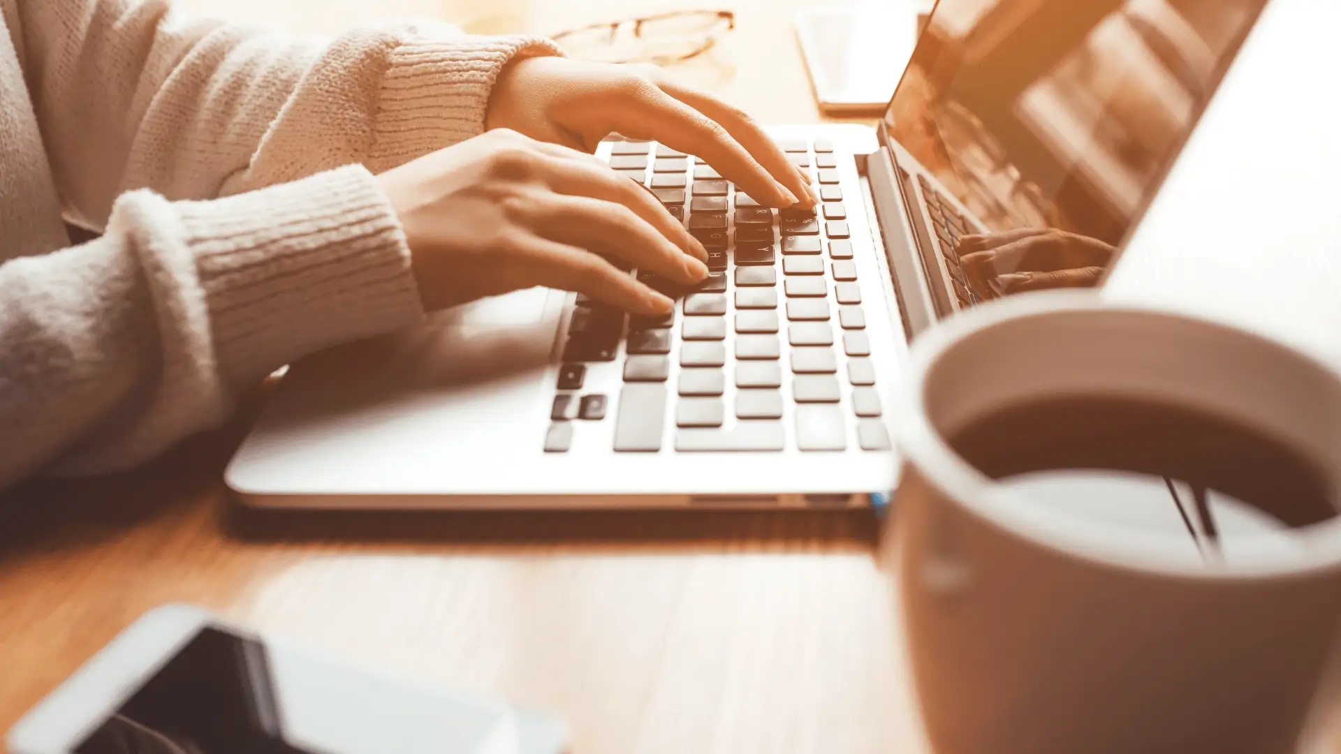 Mujer trabajando en la computadora